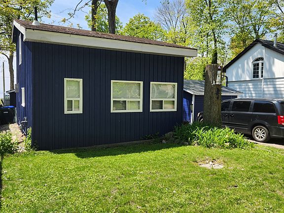 2nd image of 48 Tiny Beaches Rd N