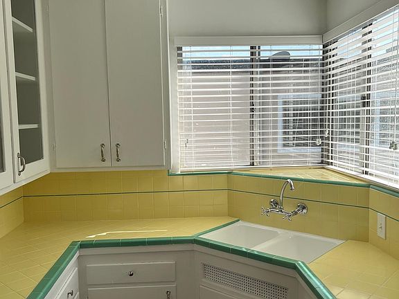 5th image of 2269 N Beachwood Dr #203
