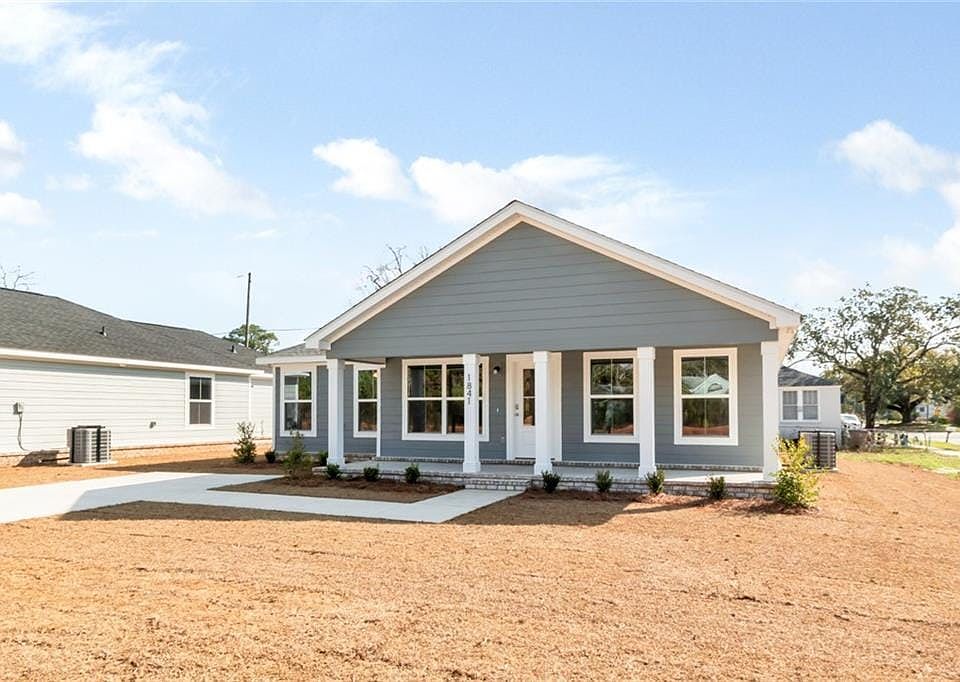 View of front of house featuring a porch