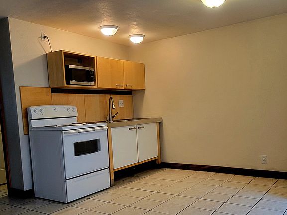 2nd image of 654 Oak St #A
