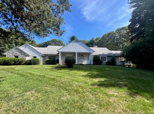 25 Hickory Rd, Woodbridge, CT 06525