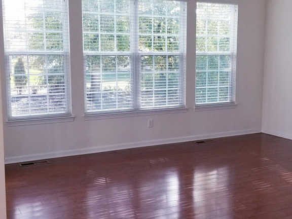 3rd image of 889 Oakley Dr
