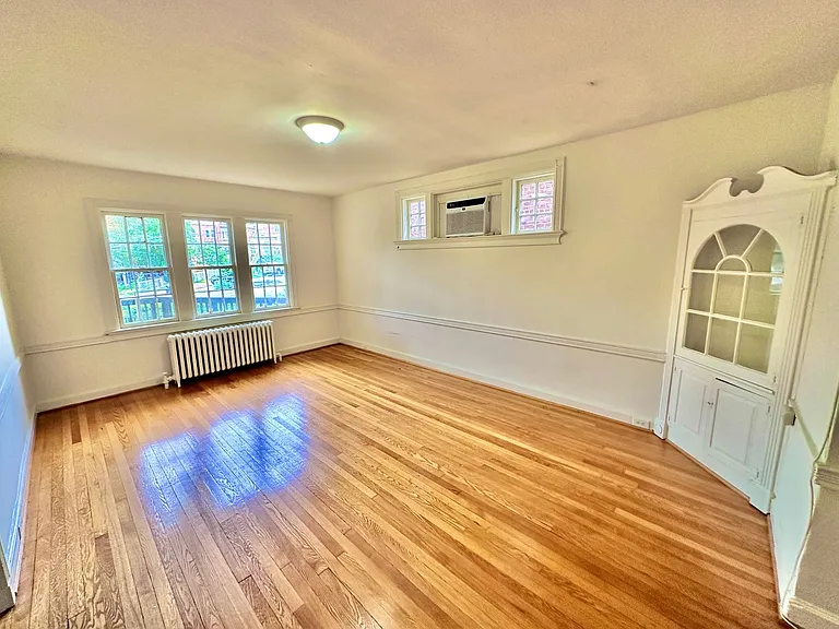 4422 Greenwich Pkwy NW — Photo 10