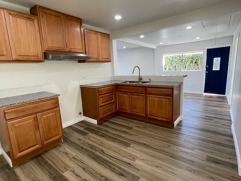 133 S Grand Ave — Photo 7