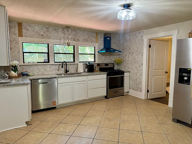 1724 E Maxwell St — Photo 15