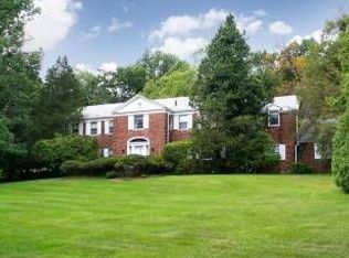 27 Oak Bnd, West Orange, NJ 07052