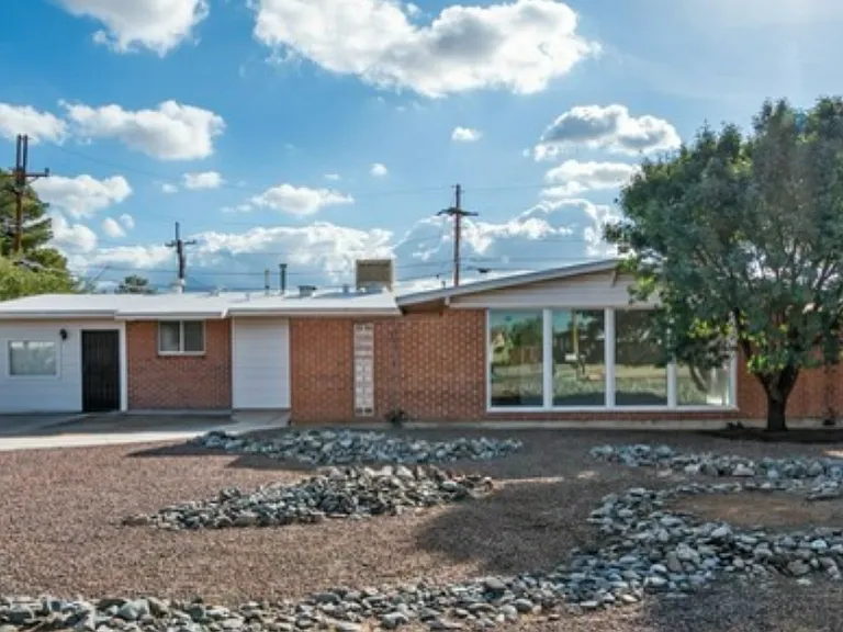 8542 E Desert Steppes Dr — Photo 1