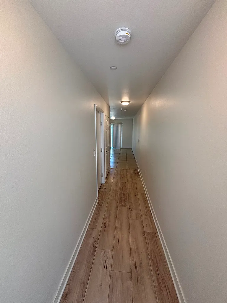 3 bed, 864 sqft, $3,550 — Photo 3