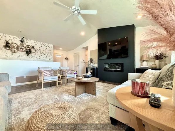 4372 Leon Cir, Grand Island, NE 68803