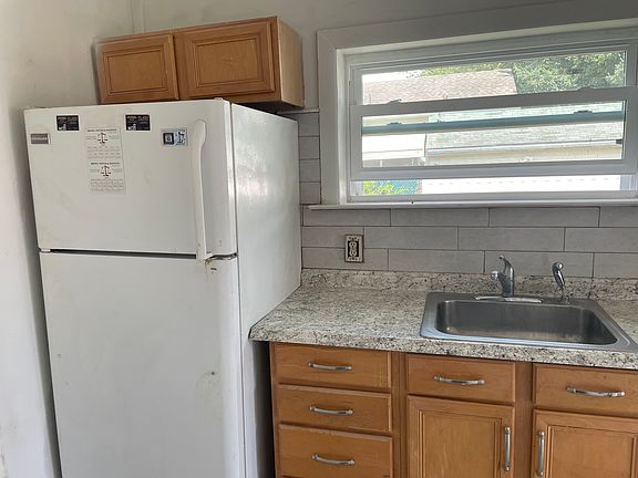 5th image of 11 E Thompson Ave