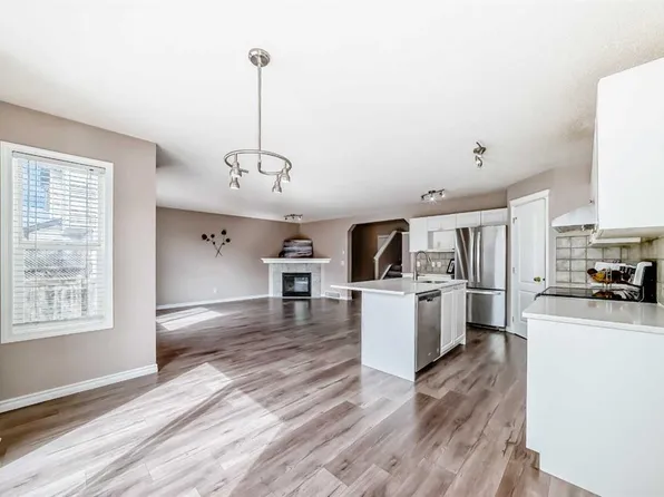 9 N Somerside Cres SW, Calgary, AB T2Y 4G8