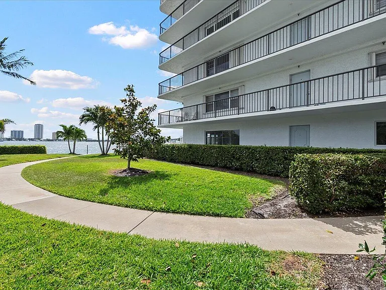 3040 Lake Shore Dr #101 — Photo 35