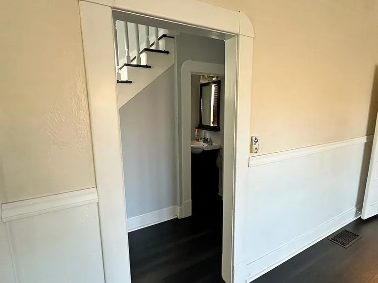 323 W Myrtle St — Photo 7