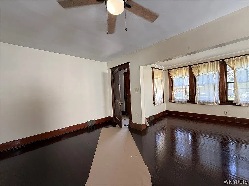 2 bed, 1.0 bath, 1842 sqft, $1,225 — Photo 3