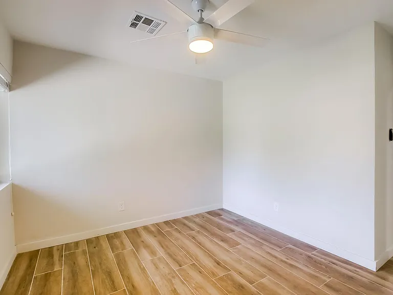 1402 W Berridge Ln — Photo 30