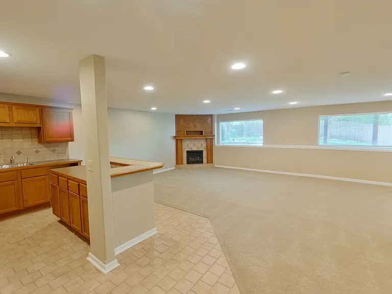 503 W Douglas Ave — Photo 12