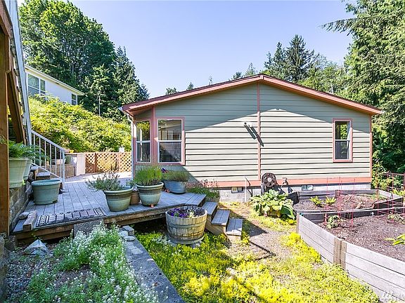 Private!! Trex deck to the front door.
