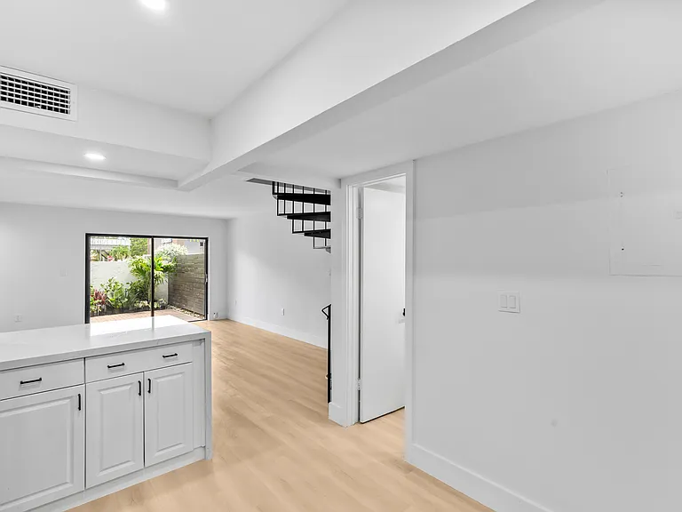 3234 W Trade Ave — Photo 8