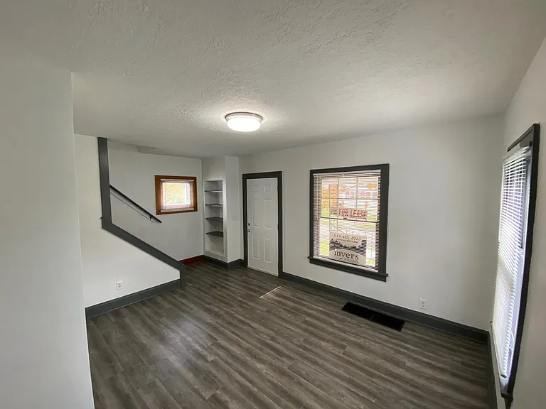 293 N Burgess Ave — Photo 2