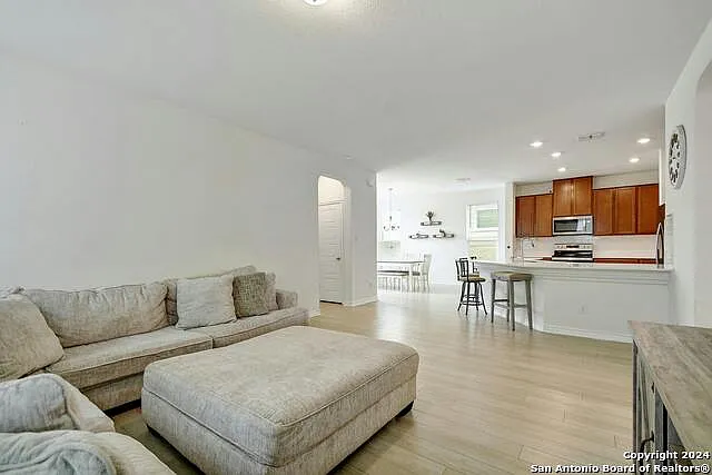11214 Plaudit — Photo 5