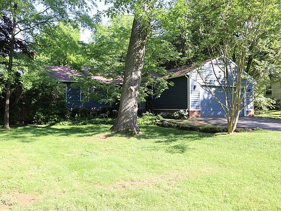 3rd image of 10 Dew Wood Ct