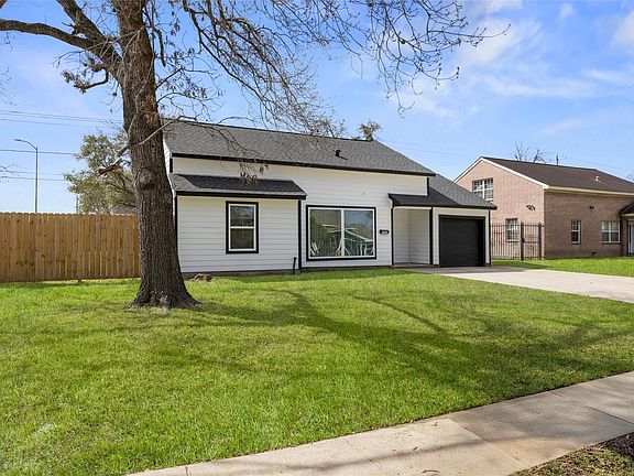 2nd image of 3838 Daphne St