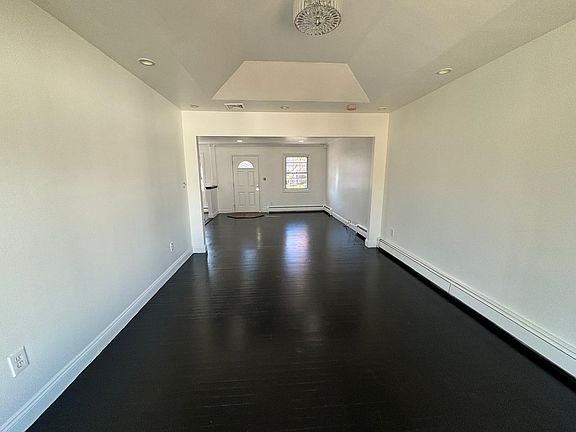 5th image of 305 West Ln