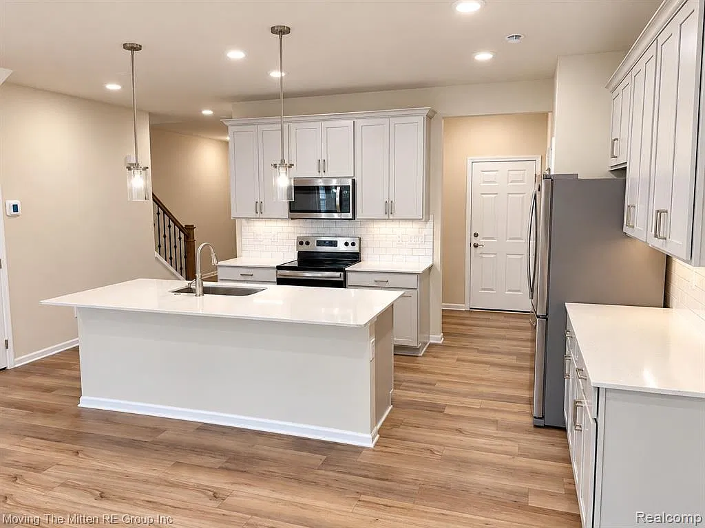 3 bed, 2.5 bath, 2083 sqft, $3,000 — Photo 4