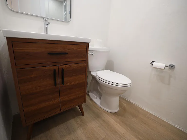 1534 N Woodburn Ave #B — Photo 15
