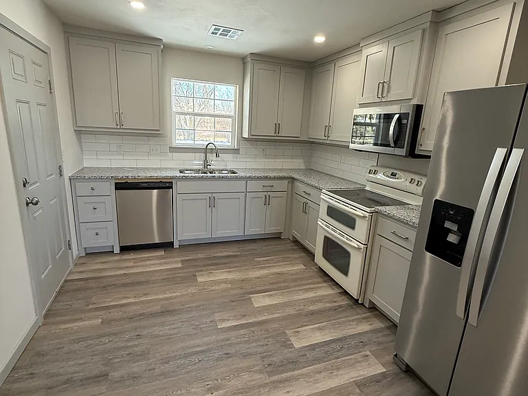 716 Woodland Dr — Photo 2