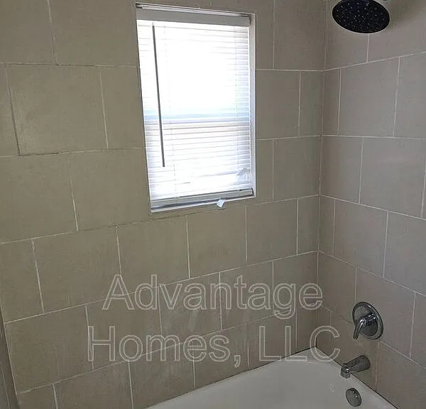 702 N 70th St — Photo 29