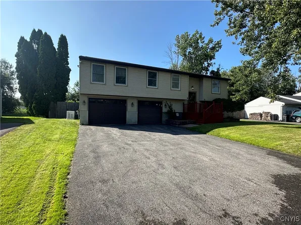 5052 Hackberry Ln, Clay, NY 13041