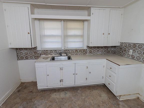 5th image of 2601 Carlyle St
