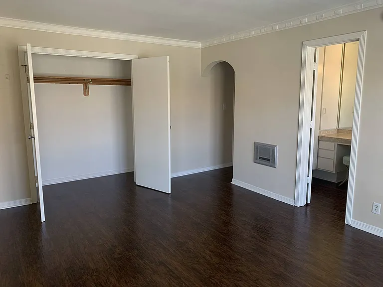 Lindbrook Manor Apartments — Photo 73