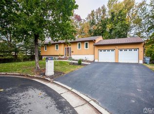 8 Winnie Ct, Edison, NJ 08820