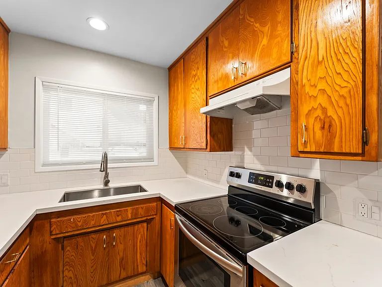 14525 Albers St — Photo 10