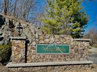 93 Mountainside Dr, Pompton Lakes, NJ 07442