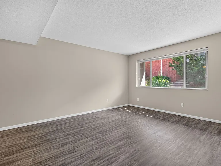 Hollow Hills Apartments — Photo 119