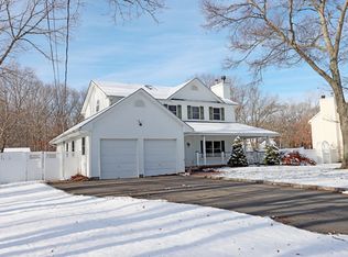 92 Raynor Rd, Ridge, NY 11961