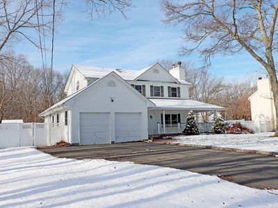 92 Raynor Rd, Ridge, NY, 11961