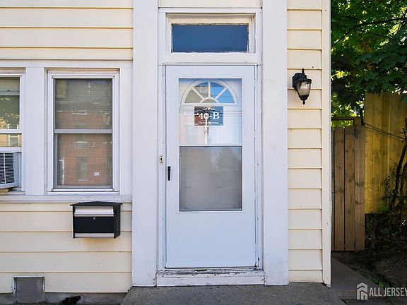 4th image of 40 Throop Ave