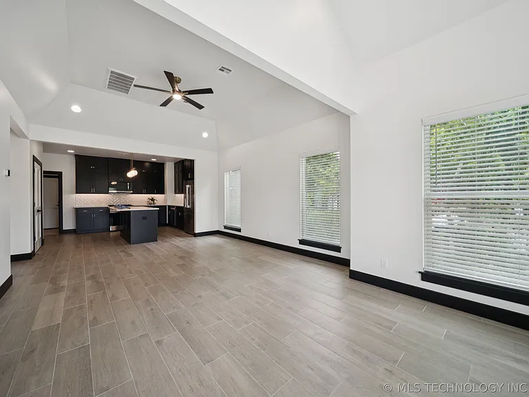 210 S Bluff St #B — Photo 4
