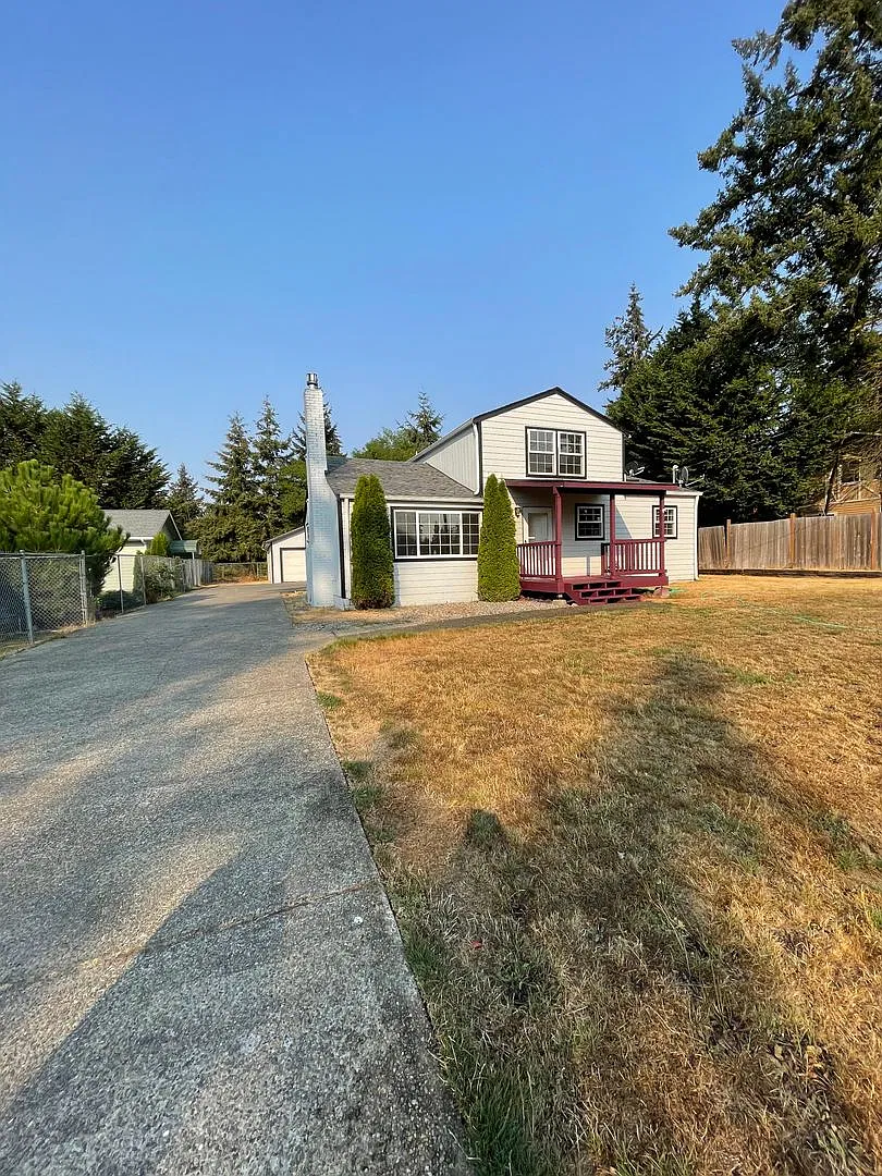 Upgraded charming 3 bedroom home — Photo 1