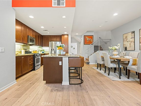 3rd image of 543 Rockefeller