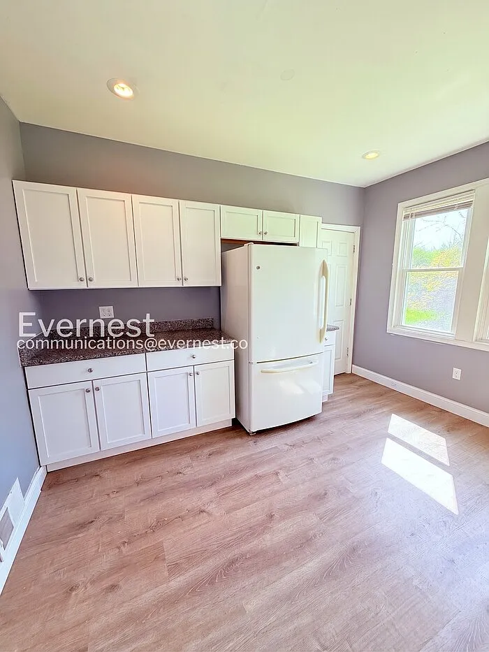 3 bed, 1.0 bath, 1250 sqft, $1,245 — Photo 3