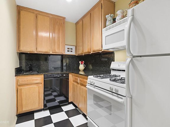 3rd image of 3 W 14th St #525