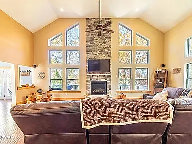 111 Woodcrest Dr — Photo 4