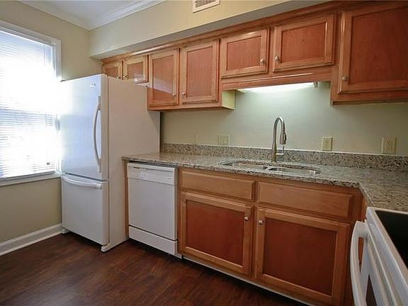 Upgraded Kitchen with Granite countertops and new appliances