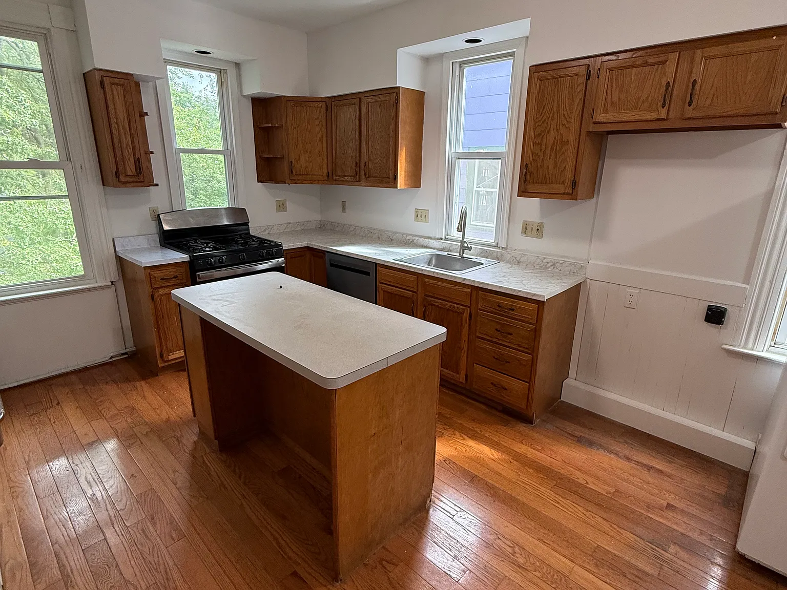 4 bed, 1480 sqft, $3,600 — Photo 2