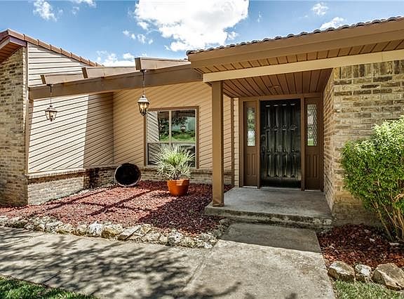 3rd image of 7625 Lake Highlands Dr